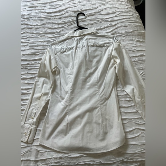 Banana Republic white button up blouse. small fringe detail on buttons. Size 2 - Picture 6 of 6